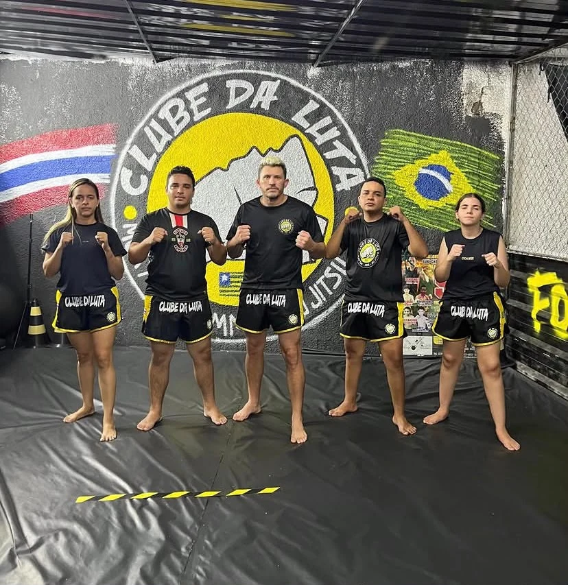 Atletas do Clube da Luta com camisetas e shorts personalizados