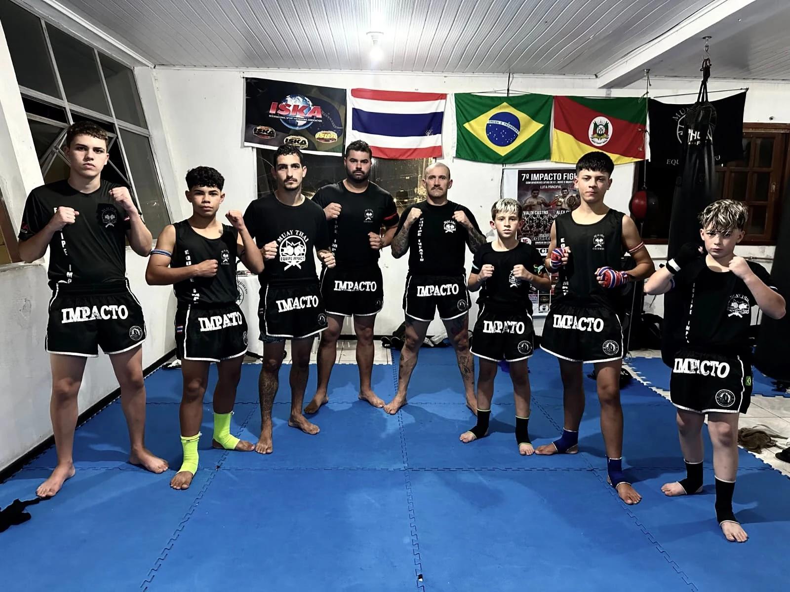 Equipe Impacto reunida no tatame com fardamentos Strikezone