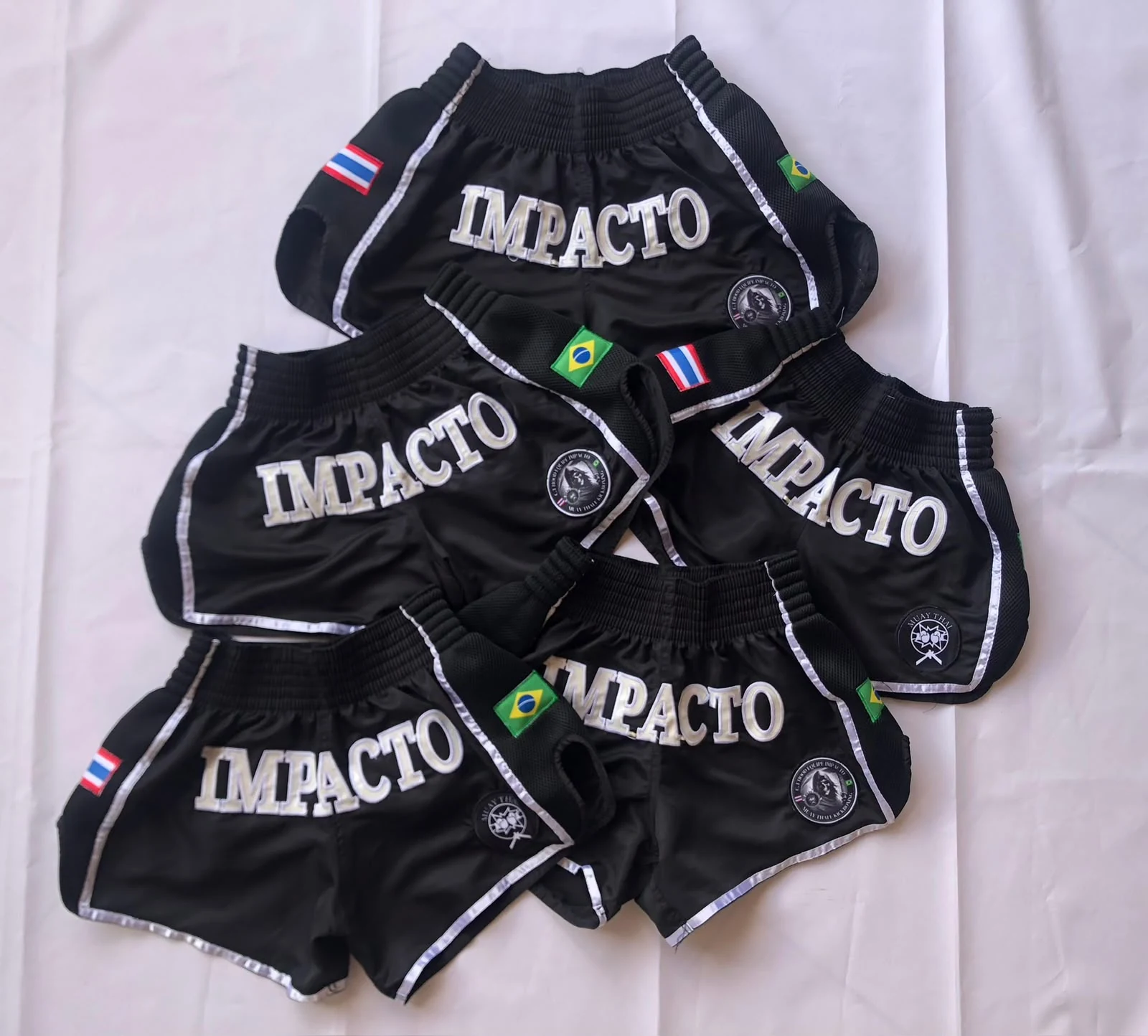 Shorts de Muay Thai pretos com bordados personalizados da Equipe Impacto